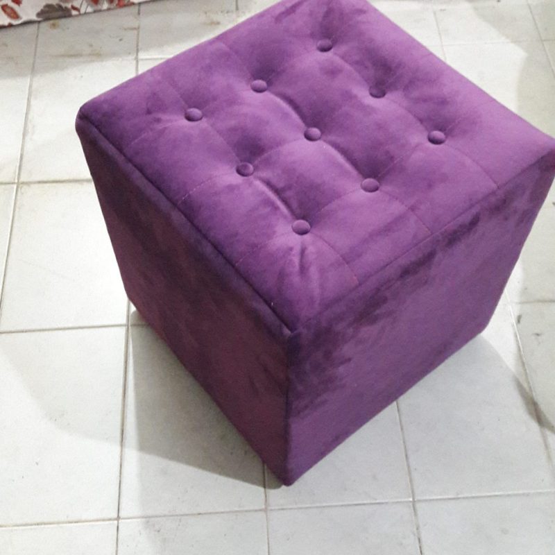 Puff quadrado em Botonê, veludo roxo