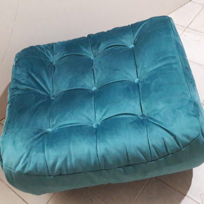 Puff tufon  , tecido suede azul botonê