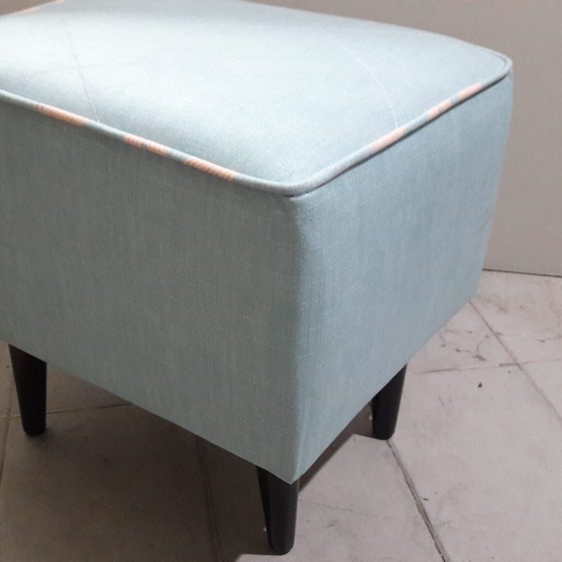 Puff retro quadrado , pés palito baixo, tecido suede azul liso com vivo