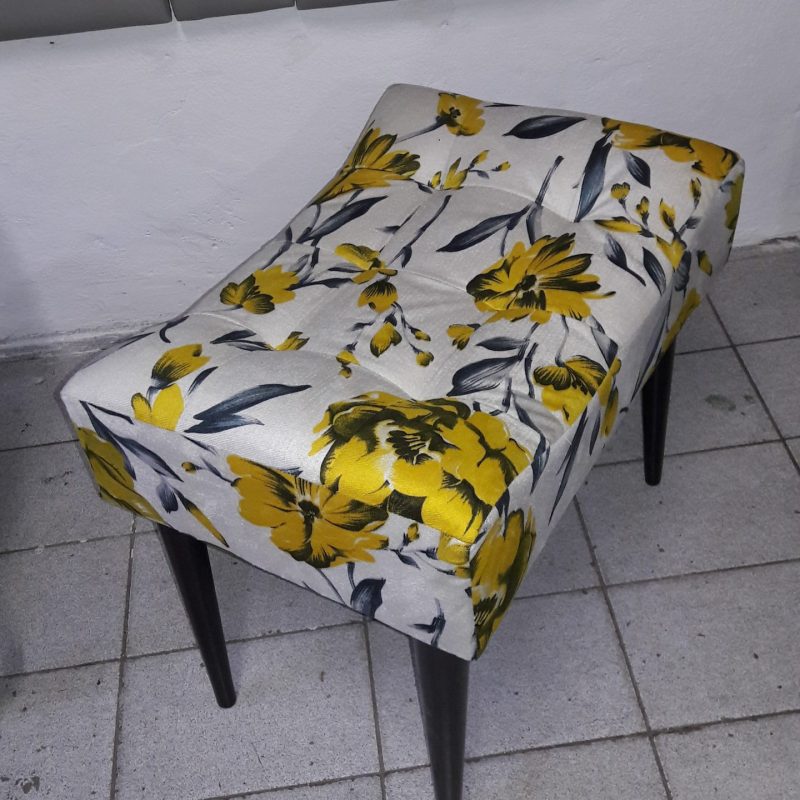 Banquetas Retro, pés palito, tecido Suede florido amarelo