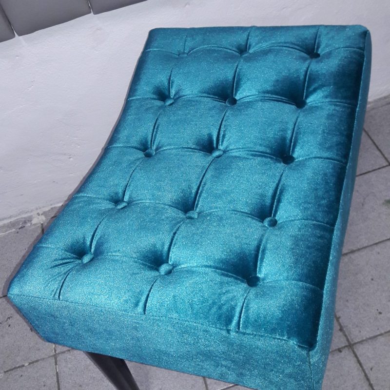 Banqueta pés palito, tecido veludo azul molhado brilhoso