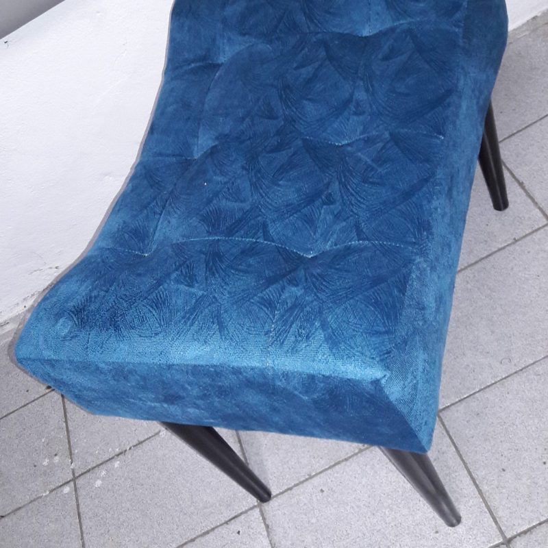 Banqueta pés palito tecido suede azul liso